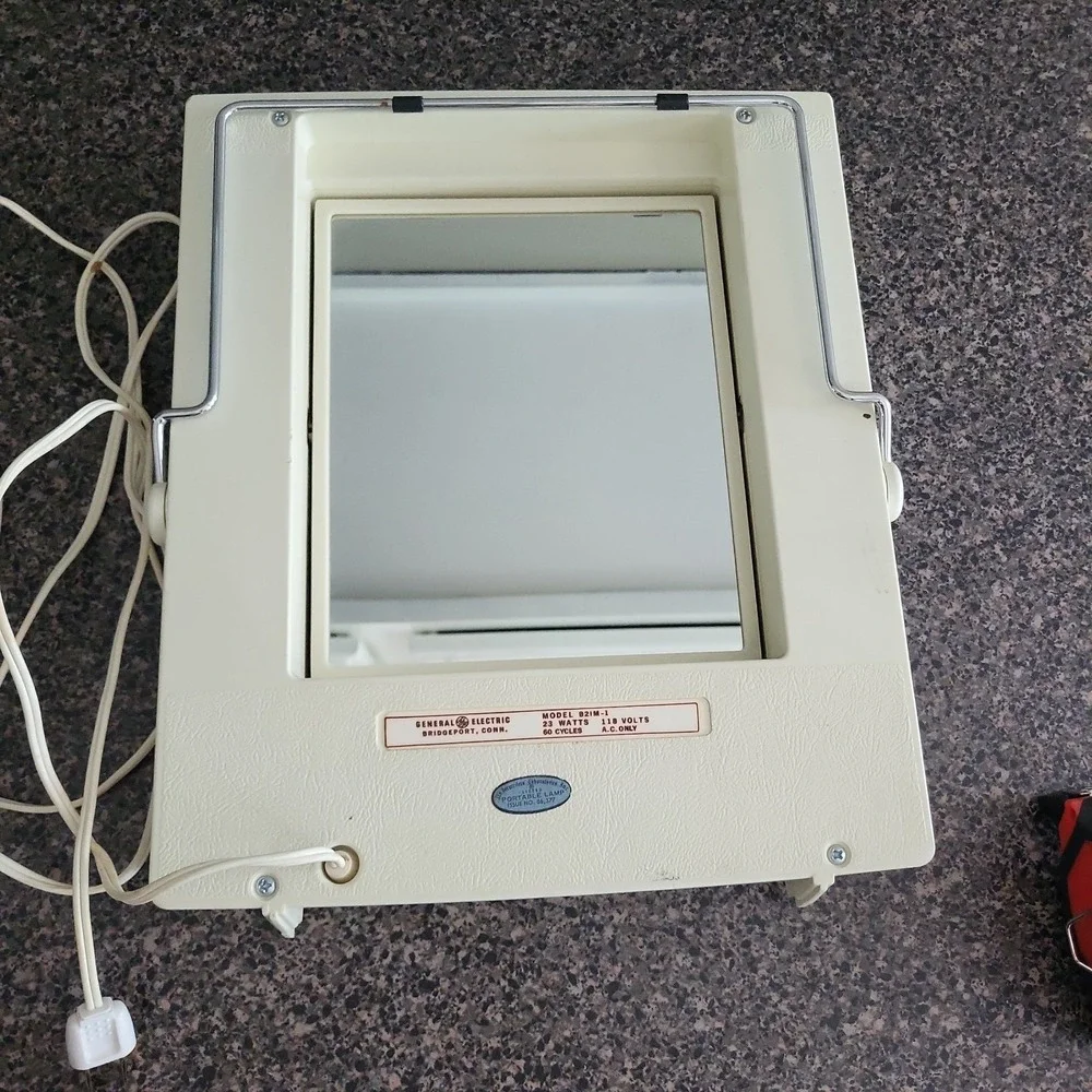 Vintage GE Lighted‎ Makeup Mirror Model B21M-1 Lighted Vanity Mirror 4 Settings